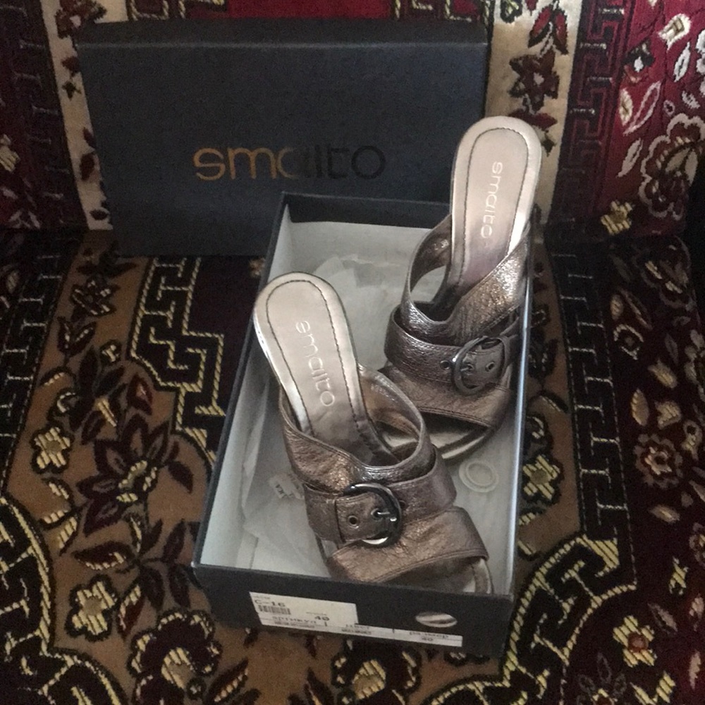 Shoes - Picture 6 of 8